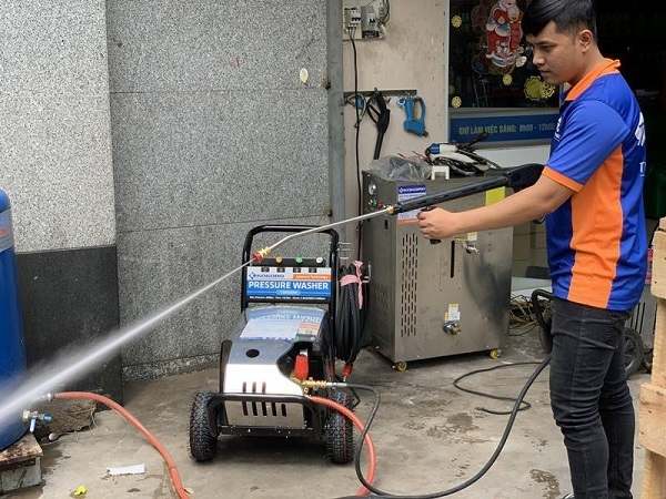 Sử dụng máy phun rửa áp lực