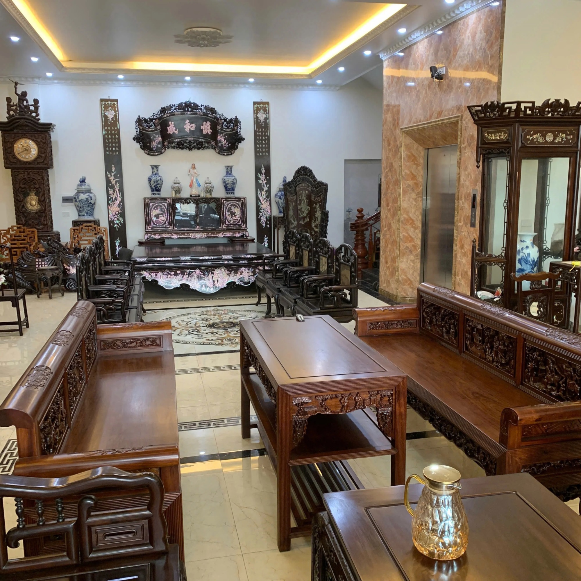 Đặt bàn ghế trường kỷ ở vị trí phù hợp